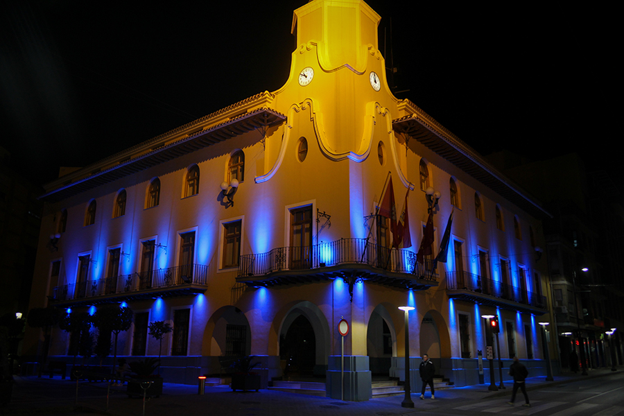 Edificio iluminado con el color azul de la Policía Nacional. 